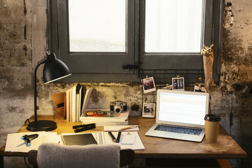 Schreibtisch mit Laptop in einem Loft - EBSF02269