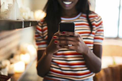 Smartphone in den Händen einer Frau, Nahaufnahme, lizenzfreies Stockfoto