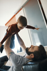 Vater und kleiner Sohn spielen zusammen zu Hause - ZEDF01281