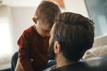 Vater und Sohn spielen zusammen auf der Couch - ZEDF01284