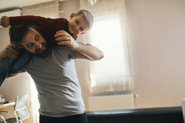 Glücklicher Vater und kleiner Sohn spielen zusammen zu Hause - ZEDF01291