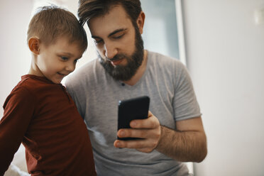 Vater erklärt dem kleinen Sohn das Smartphone - ZEDF01292