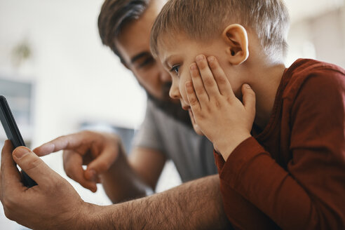 Father and little son with smartphone - ZEDF01295