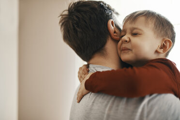 Portrait of toddler hugging his father - ZEDF01310