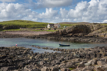 Vereinigtes Königreich, Schottland, Assynt, Clachtoll, Bay Clachtoll, Crofter House, Bauernhaus und Boot - LBF01888