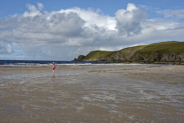 Vereinigtes Königreich, Schottland, Highland, Sutherland, Bettyhill, Mädchen spazieren am Strand - LBF01902