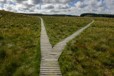 Vereinigtes Königreich, Schottland, Highland, Cairns von Camster, Holzpromenade - LB01910