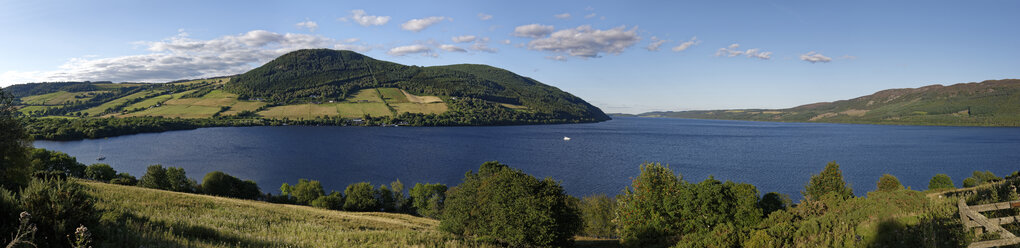 Vereinigtes Königreich, Schottland, Highland, Drumnadrochit, Panoramablick auf Loch Ness - LBF01916