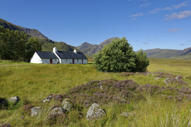 Vereinigtes Königreich, Schottland, Highland, Buachaille Etive Mor, Glencoe, Black Rock Cottage, Bauernhaus - LBF01918