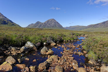 Vereinigtes Königreich, Schottland, Highland, Glencoe, Glen Etive, Buachaille Etive Mor, Coupal Fluss mit roten Felsen - LBF01919