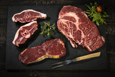 Rohes Fleisch, Roastbeef, amerikanisches Chuck-Eye-Steak und Lammkotelett - MAEF12563