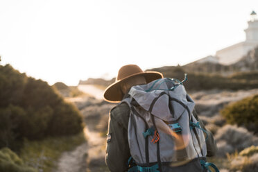 Italien, Sardinien, Rückenansicht eines Wanderers mit Rucksack - AFVF00398