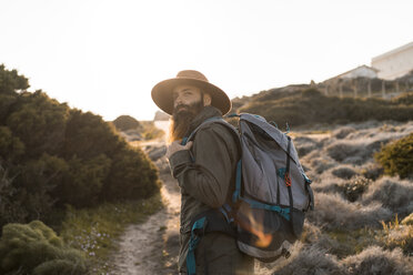 Italien, Sardinien, Porträt eines bärtigen Wanderers mit Hut und Rucksack - AFVF00399