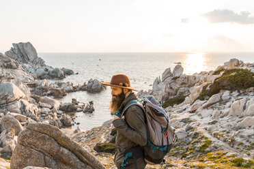 Italien, Sardinien, Wanderer mit Hut und Rucksack - AFVF00409