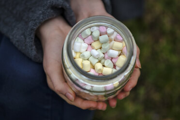 Hände halten Glas mit Marshmallows, Nahaufnahme - LBF01921