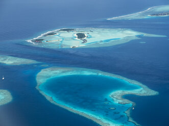 Malediven, Ross-Atoll, Luftaufnahme von Inselgruppe und Korallenriffen - AMF05682