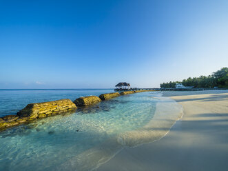 Malediven, Ross-Atoll, Strand, Uferbefestigung im Wasser, Meeresschutz - AMF05684