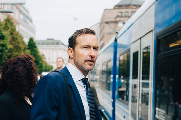 Älterer Geschäftsmann an einer Seilbahn in der Stadt - MASF01684