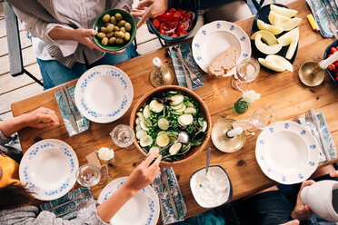 Hochformatige Ansicht von Freunden beim gemeinsamen Mittagessen - MASF01743