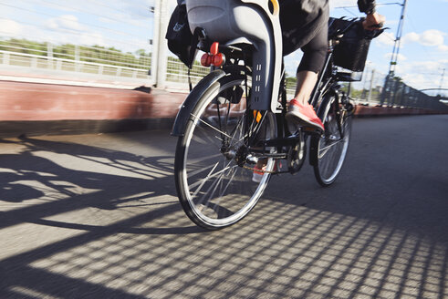 Niedriger Ausschnitt einer reifen Frau beim Radfahren auf der Straße - MASF01750