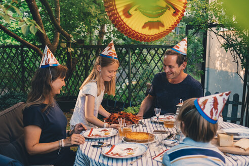 Glückliche vierköpfige Familie genießt Flusskrebs-Party im Garten - MASF01802