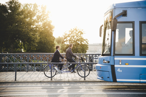 Volle Länge Seitenansicht der älteren Paar Reiten Tandem Fahrrad auf Brücke, lizenzfreies Stockfoto