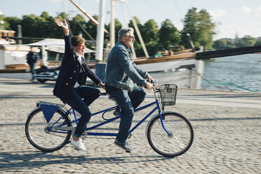 In voller Länge Seitenansicht der älteren Paar Reiten Tandem Fahrrad auf der Straße in der Stadt im Urlaub - MASF01837