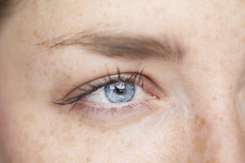 Woman's blue eye, close-up - PNEF00582