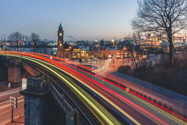 Germany, Hamburg, St. Pauli Landing Stages, Gauge Tower, light trails of trains - KEBF00803