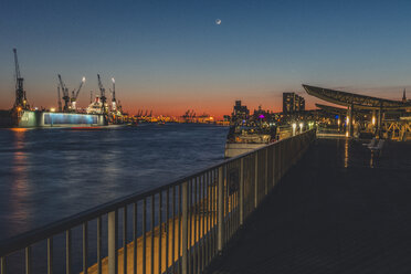 Deutschland, Hamburg, St. Pauli Landungsbrücken, Elbe, Docks im Abendlicht mit Mondsichel - KEBF00804