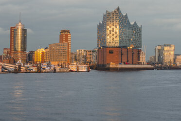 Deutschland, Hamburg, Hafen und Elbphilharmonie im Abendlicht - KEBF00806