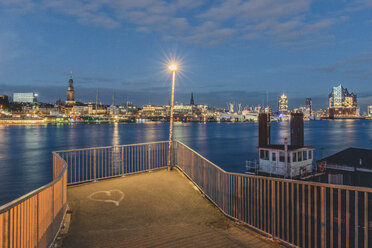 Deutschland, Hamburg, Blick vom Aussichtspunkt Alter Elbtunnel auf Hafen und Elbphilharmonie im Abendlicht - KEBF00808