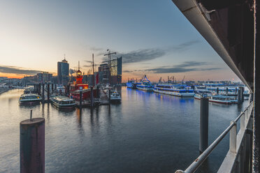 Deutschland, Hamburg, Blick von der Ueberseebrücke, Niederhafen und Elbphilharmonie im Morgenlicht - KEBF00814