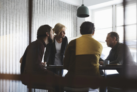 Kreative Geschäftsleute diskutieren im Sitzungssaal im Büro, lizenzfreies Stockfoto