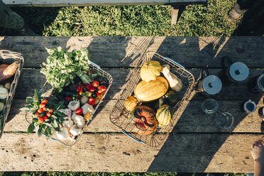 Direkt über der Aufnahme von frischem Bio-Gemüse in Körben auf einem Tisch auf dem Bauernmarkt - MASF01880