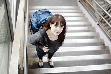 Porträt einer Frau auf der Treppe eines Bahnhofs - CAVF35481