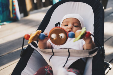 Nahaufnahme eines kleinen Jungen im Kinderwagen am Bootssteg - MASF01942