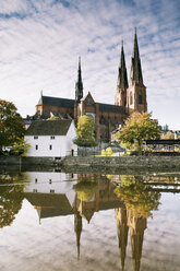 Der Dom von Uppsala spiegelt sich im Fluss Fyris gegen den Himmel - MASF01952