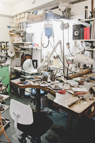 Verschiedene Arbeitsgeräte auf der Werkbank in der Schmuckwerkstatt, lizenzfreies Stockfoto