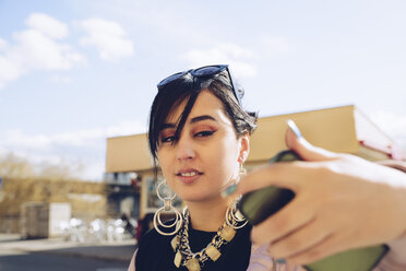 Junge Frau macht Selfie mit Smartphone in der Stadt - MASF02001