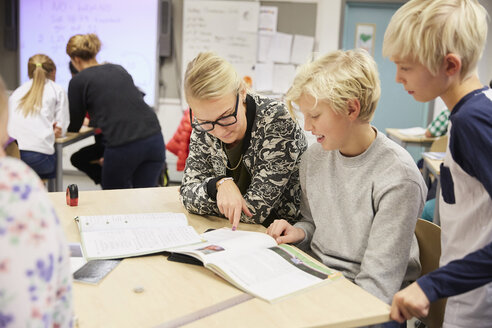 Lehrer unterrichtet Mittelschüler im Klassenzimmer - MASF02038