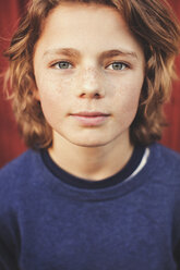 Portrait of confident teenage boy in back yard - MASF02113