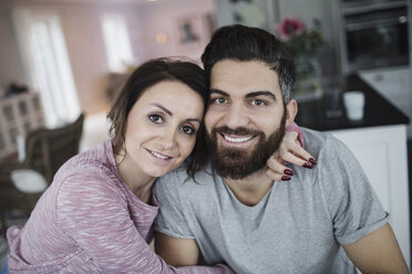 Porträt eines glücklichen Paares in der Mitte des Lebens zu Hause - MASF02125