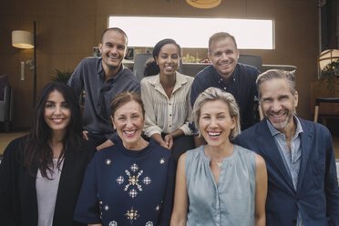 Porträt von lächelnden multiethnischen Geschäftsleuten vor einem tragbaren Büro-LKW - MASF02142