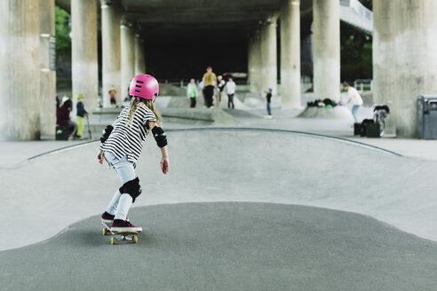 Rückansicht eines Mädchens beim Skateboarden im Park - MASF02161