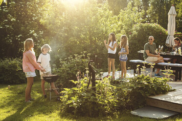 Menschen genießen den Sommer bei einer Gartenparty an einem sonnigen Tag - MASF02199