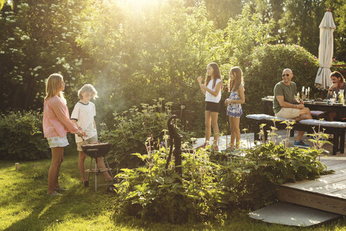 Menschen genießen den Sommer bei einer Gartenparty an einem sonnigen Tag - MASF02199