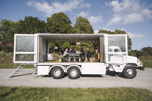 Multiethnische Geschäftskollegen diskutieren in einem mobilen Bürotruck im Park - MASF02225