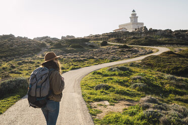 Italien, Sardinien, Frau auf einer Wanderung zum Leuchtturm - KKAF00929