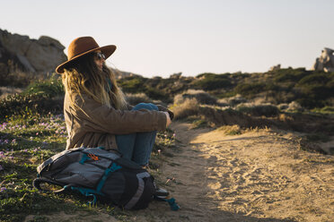 Italien, Sardinien, Frau auf Wanderschaft mit Pause - KKAF00933